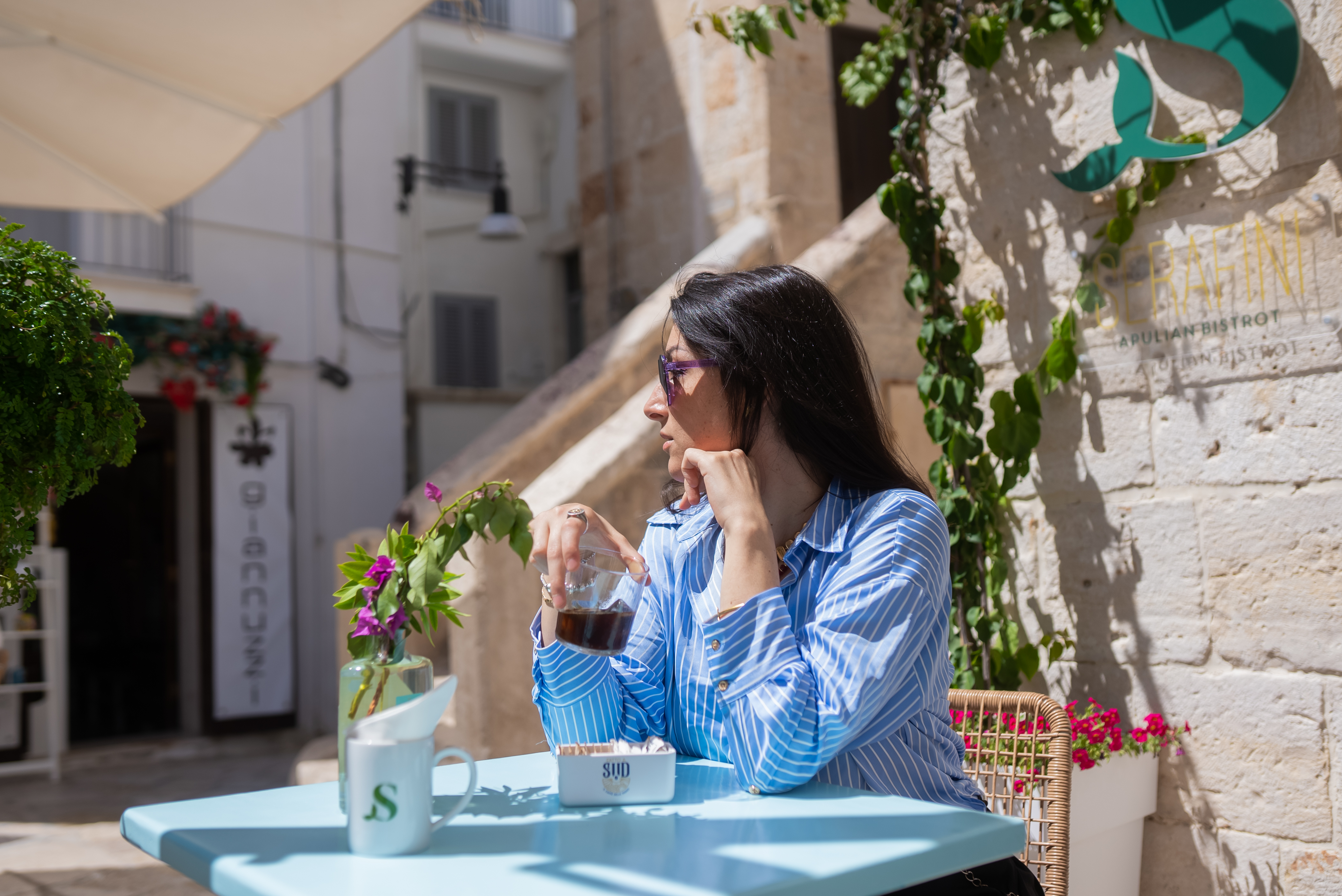 ragazza seduta al bar che beve un caffè espresso