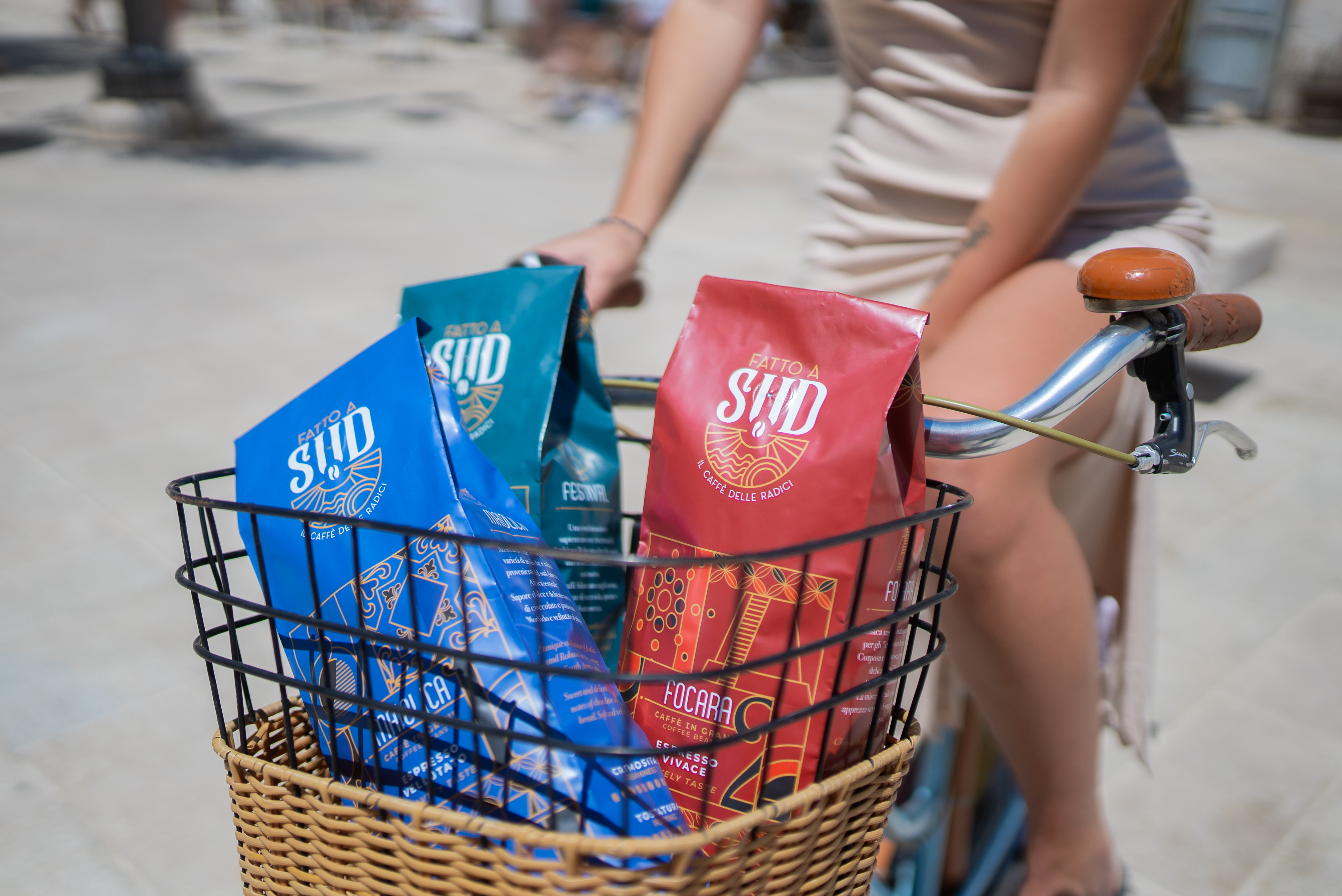 buste di caffè nel cesto di una bicicletta