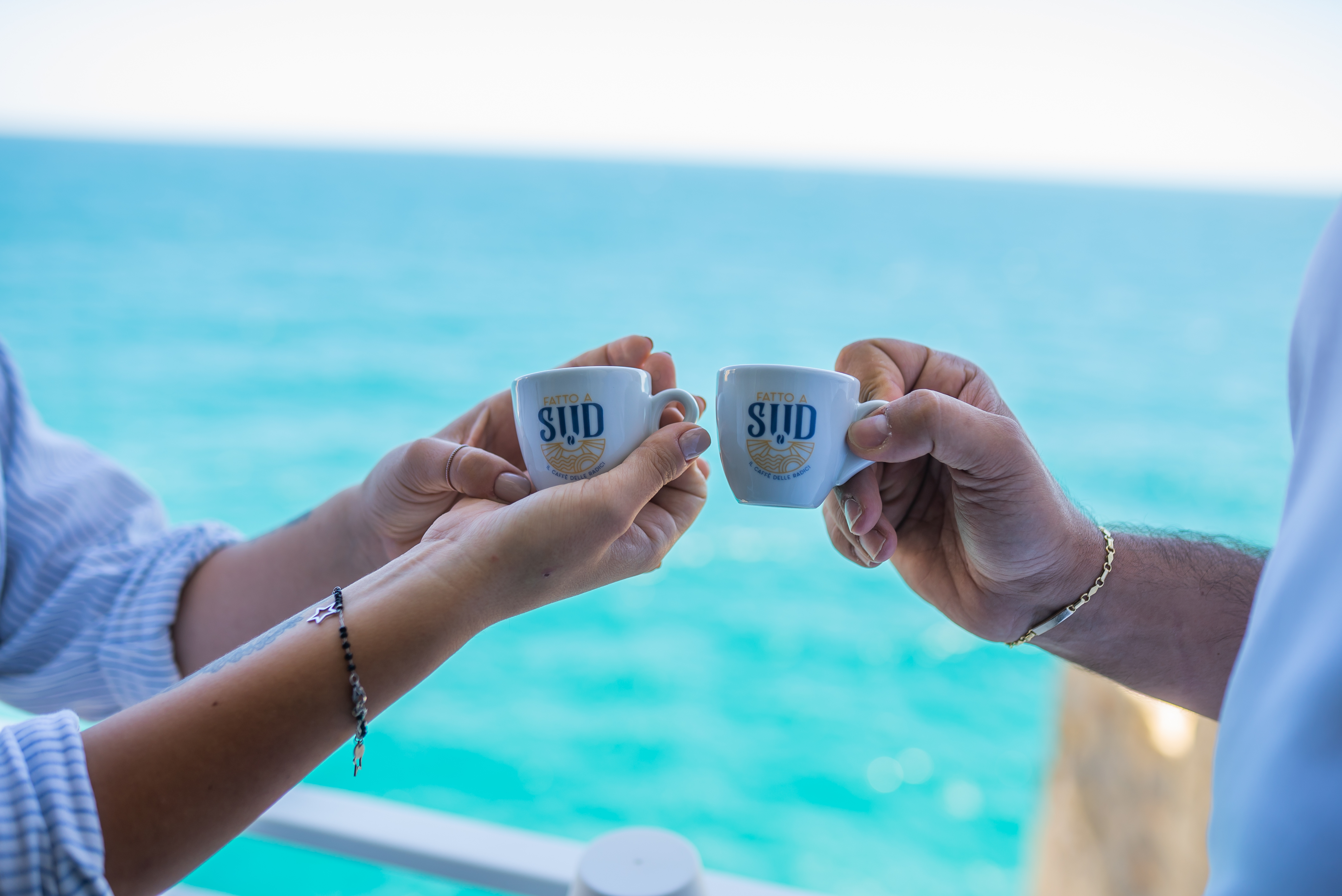 due tazzine di caffè fatto a sud che brindano