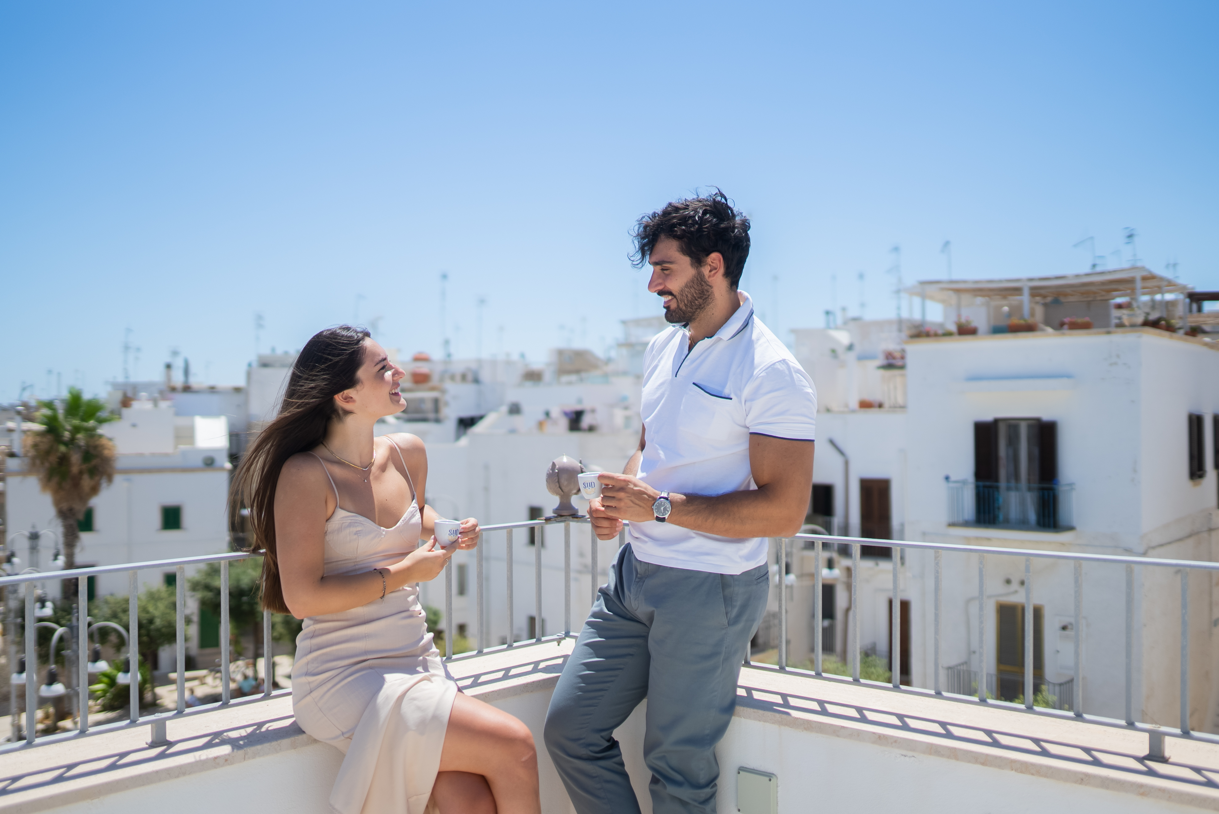 ragazza e ragazzo che bevono un caffé insieme